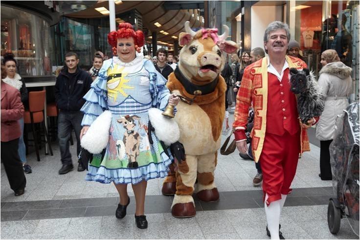 Panto launch in St Stephen’s raises smiles in Sunshine House - Hull ...