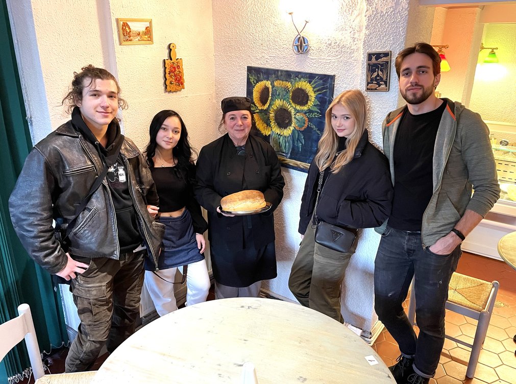 Refugees join restaurant in supporting their Ukrainian homeland